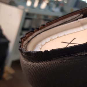 Tomaia con flangiatura GoodYear posizionata sull'intersuola con guardolo
