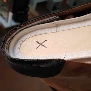 Tomaia con flangiatura GoodYear posizionata sull'intersuola con guardolo